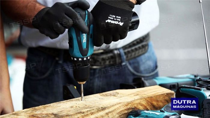 Аккумуляторная дрель-шуруповерт Makita DF330DWE